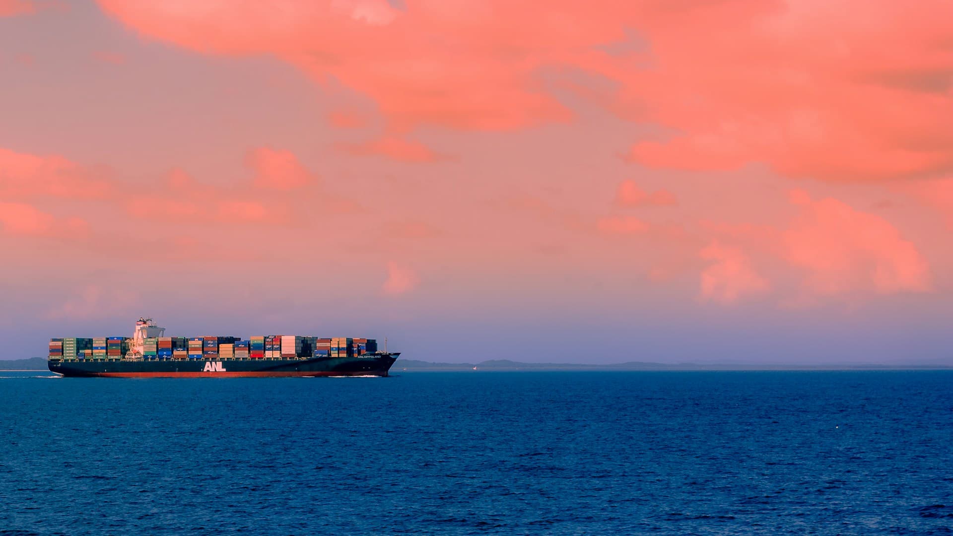 Navio cargueiro ao entardecer