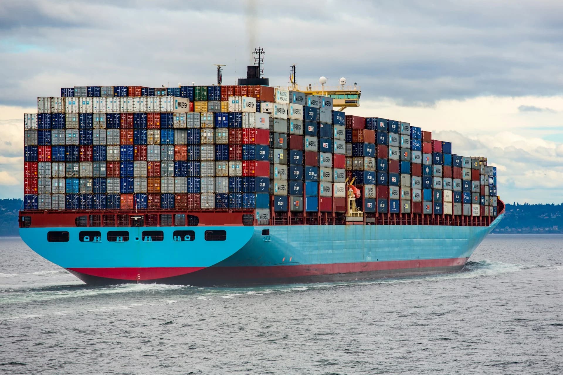 Navio porta-contêineres em alto mar